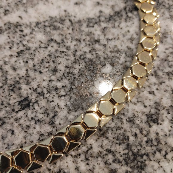 NWOT Women's chain necklace. Gold tone, with closure on back. - Picture 8 of 13